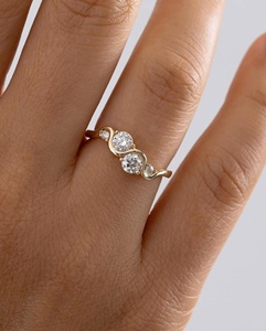 Anillo de Compromiso de Lujo con Baño de Oro de 14K, Diseño en Forma de S, con Topacio y Circonita Brillante, Corte Ondulado de 4 Piedras para Mujer - Product Image 3