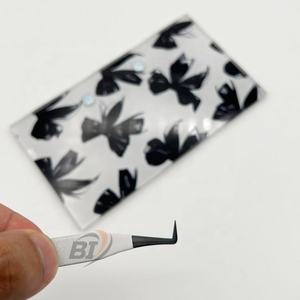 แหนบขนตาสองโทนสีขาวดำทำจากเหล็กแบบยั่งยืนพร้อมขนตางอคริลิคปรับแต่งโลโก้ได้ตามต้องการ - Product Image 6