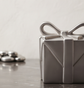 Boîte-cadeau de Noël décorative en aluminium métallisé avec nœud décoratif, boîte de rangement de Noël en forme de conteneur pour la décoration intérieure - Product Image 5
