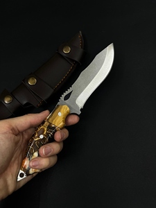 Cuchillo de Caza de Hoja Fija para Camping, Mango de Resina Epoxi Amarilla, Acero Inoxidable, Borde Parcialmente Serrado, Diseño Ligero y Duradero - Product Image 3