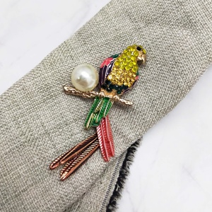 Broche élégante en émail en forme de perroquet avec strass colorés et fausses perles brillantes - Product Image 6