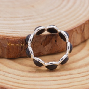 ขายส่งแหวนเงินแท้ 925 ประดับพลอยออนิกซ์สีดำทรงกลมแบบคาโบชอง รุ่น Eternity Band จาก Memoria Jewels - Product Image 2