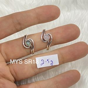 Anillo de Boda de Plata de Ley 925 con Diseño Ondulado Minimalista y Delicado, con Piedra de Labradorita, Diseño Original Personalizado, Joyería Fina para Mujer - Product Image 3