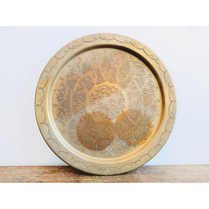 Assiette de présentation décorative en métal doré pour table, mariage et réceptions, service alimentaire, forme ronde, aspect élégant - Product Image 1