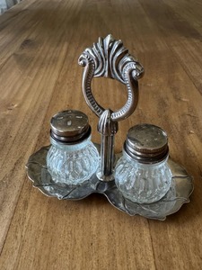 Elegante Juego de Salero y Pimentero Dorado, Hermético, Ecológico, Apto para Lavavajillas, con Decoración de Flores Blancas, Recipientes de Metal y Vidrio - Product Image 5