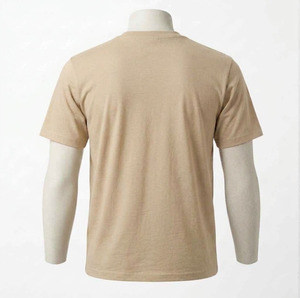 เสื้อยืดสีเบจเรียบสำหรับผู้ชาย สกรีนโลโก้ได้ ผ้าฝ้าย 100% คอกลม แขนสั้น สไตล์มินิมอล เสื้อยืดพื้นฐาน ขายส่ง OEM เสื้อยืดเปล่า - Product Image 3