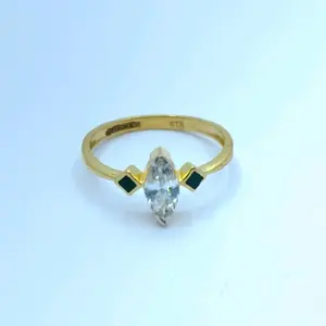 Anillo de Diamantes Marquise de Oro Amarillo Sólido de 22K con Detalles de Esmalte Verde, Joyería Fina Moderna y Minimalista para Mujer - Product Image 1