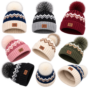 Bonnet en tricot torsadé avec pompon unisexe en acrylique doux, bonnet d'hiver à revers côtelé, patch en cuir personnalisé, casquette chaude et tendance, fournisseur USA - Product Image 3