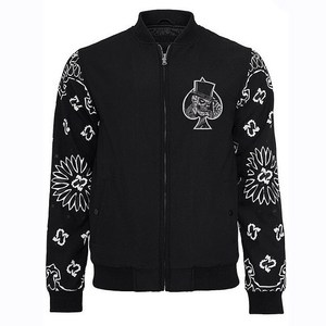 เสื้อแจ็คเก็ตบอมเบอร์สีดำสำหรับผู้ชาย พร้อมลายปักดอกไม้และลายหัวกะโหลกแบบใบพาย คอตั้ง ปิดด้วยซิป สไตล์สตรีทแวร์ - Product Image 1