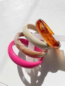 Juego de Brazaletes de Resina Hechos a Mano y Personalizables, Diseño Artístico de Flores Redondas, Color Naranja, Blanco, Marrón, Joyería Artesanal Decorativa - Product Image 3