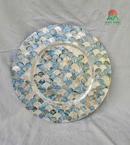 Plateau décoratif rond artisanal en nacre incrustée, motif mosaïque coquillage, base en MDF, style bohème côtier, plateau de service, plateau de présentation - Product Image 1