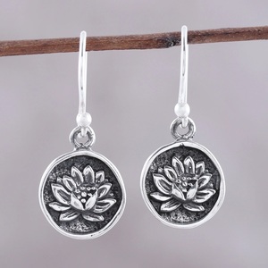 Boucles d'oreilles pendantes Lotus Bliss en argent sterling 925, design minimaliste, cadeau pour elle - Product Image 1