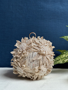 Bolso de mano de lujo con diseño floral 3D y perlas, estilo de alta costura para mujer, ideal para bodas y fiestas. - Product Image 4