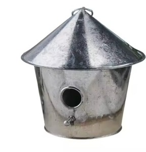 Casa para pájaros de metal resistente con aspecto rústico de casa de campo, adecuada para pájaros pequeños en jardines o espacios exteriores. - Product Image 5