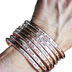 Pulsera de Cobre Puro con Patrón de Plumas Solares Estampado Artesanal, Joyería de Moda de Lujo Hecha a Mano - Product Image 1