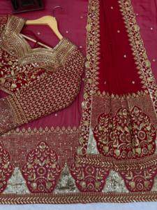 Sari en Faux Georgette avec broderie complexe et travail de sequins, accompagné d'un chemisier en Faux Georgette et d'un ensemble de dupatta en tulle doux - Product Image 5