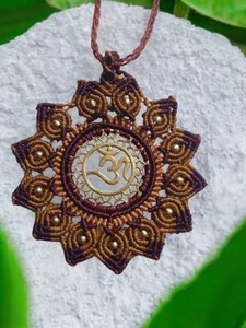 Collar con Colgante Om de Macramé Hecho a Mano con Cuentas Doradas, Joyería Étnica Espiritual Boho Marrón, Venta al Por Mayor - Product Image 1