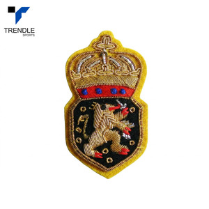 Badge en feutre non tissé de forme irrégulière, brodé à la main en 3D, avec couronne et lion, à coudre, de qualité supérieure - Product Image 1
