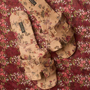 Chaussures pour femmes, style neutre, motif floral délicat, charme classique, styles modernes, designs uniques, beige naturel, imprimé, antidérapant, tendance de la mode - Product Image 3