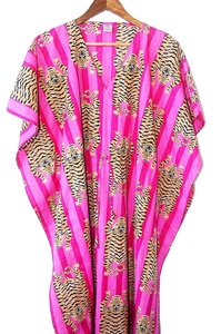 Robe longue au sol caftan imprimé tigre pour femme avec impression numérique à la taille naturelle - Product Image 5