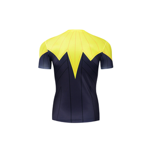 Camiseta deportiva de manga corta con estampado de personajes en amarillo y azul marino para hombre, de corte ajustado y secado rápido. - Product Image 3