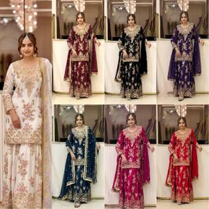 Traje Tradicional Indio-Pakistaní Negro Bordado para Mujer con Diseño Floral Dorado, Largo hasta el Suelo, Corte Regular, para Bodas - Product Image 6