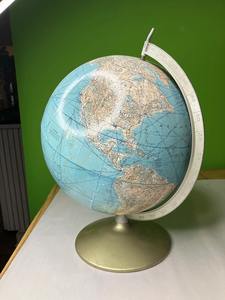 Globo terráqueo artesanal de metal galvanizado con detalles industriales remachados y un eje de metal cepillado para apartamentos estilo loft - Product Image 4