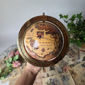 Globe armillaire de luxe en laiton avec carte du monde antique, support à quatre piliers, décoration de bureau exécutive vintage - Product Image 4