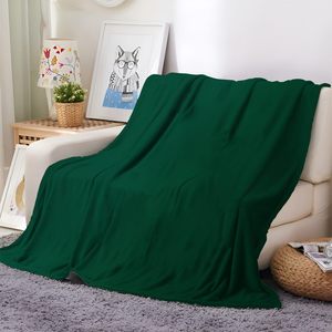 Manta de Franela de Coral Súper Suave, Color Verde Oscuro, Personalizable para Año Nuevo, Certificación OEKO-TEX, Venta al Por Mayor - Product Image 1