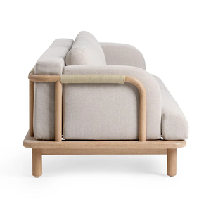Sofá minimalista de dos plazas para exteriores con estructura de madera y cojines beige para uso en jardín. - Product Image 4