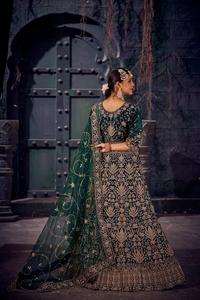 Premium Velvet Bridal Lehenga Full Heavy Jarkan Stonework Vestido de novia tradicional Nueva colección de diseñador para novias - Product Image 3