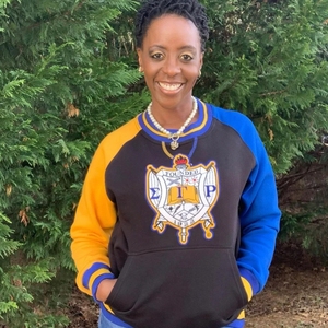 เสื้อสเวตเชิ้ตแขนยาว Sigma Gamma Rho สีดำ แต่งลายปักที่กระเป๋า  ผ้าขนแกะอุ่นสบาย สวมใส่สบายๆ  OEM ODM - Product Image 4