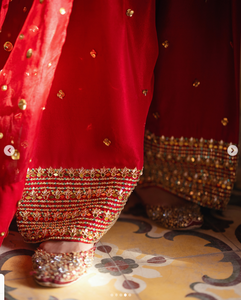 Sari de Seda Rojo SADIA AUN HUTE COUTURE con Bordado Dorado, Traje Tradicional Indio para Bodas, Largo hasta el Suelo, Corte Regular para Mujer - Product Image 4