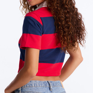 Polo court rayé rouge et bleu pour femme, style preppy, en tissu Oxford rouge et bleu marine, à manches courtes, personnalisé et sportif - Product Image 2