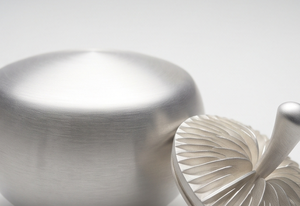 Caja de almacenamiento de lujo para frutos secos y semillas, esférica, plateada, de metal, con tapa acanalada con diseño de rayos de sol y asa de tallo esculpido. - Product Image 3