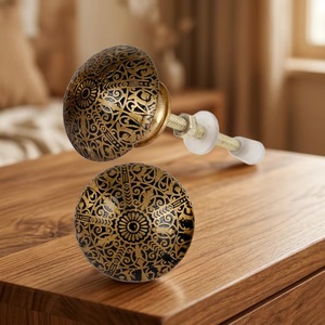Poignées de meuble traditionnelles en laiton, rondes, motif floral gravé, doré foncé, pour tiroirs de cuisine - Product Image 5