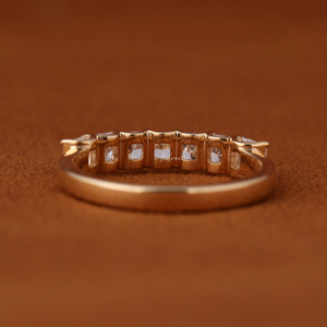 Bague de mariage demi-éternité en or massif 14 carats avec diamant de laboratoire taille princesse de 1,50 carat au total, couleur VVS DEF - Product Image 4
