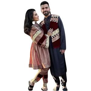 ชุดคู่รักชาวอัฟกันสีมารูน พร้อมชุดกูจิปักลายหนักสีแดงเข้ม และชุดชายแบบชาลวาร์ คามีซสีขาวพร้อมเสื้อกั๊กสีดำ - Product Image 2
