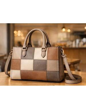 Esta elegante bolsa tote gris presenta un diseño geométrico acolchado con detalles en las esquinas plegadas y un cómodo asa superior. - Product Image 3