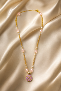 Collar Personalizado con Baño de Rodio, Colgante Ovalado de Rosa Esmaltada en Lavanda, Cadena con Cuentas de Cuarzo Rosa y Perlas, Joyería Floral, Regalo para Mujer - Product Image 3