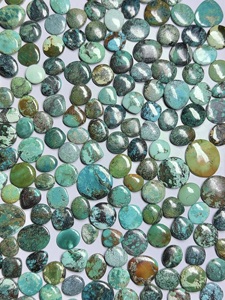 Turquoise naturelle, pierres précieuses de formes variées, polies pour la fabrication de bijoux, taille libre, poids 5-10g, hauteur 4-7mm, Rajasthan Inde - Product Image 1