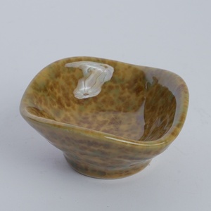 Plato Cuadrado de Cerámica con Esmalte Reactivo Color Ocre Ámbar, Borde Irregular, Diseño Moderno, Apto para Lavavajillas, para Restaurantes y Hoteles - Product Image 1