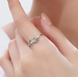 แหวนใบไม้เงินแท้ประดับเพชร CZ สีเขียว แหวนใบมะกอกขนาดเล็ก แหวนใบไม้ที่ได้รับแรงบันดาลใจจากธรรมชาติ แหวนใบไม้สีเขียว - Product Image 3