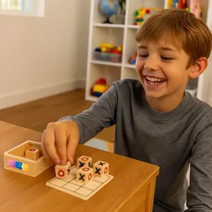 Juego de Mesa Tic-Tac-Toe de Madera con Caja de Almacenamiento Deslizable y 9 Cubos de Madera - Product Image 1