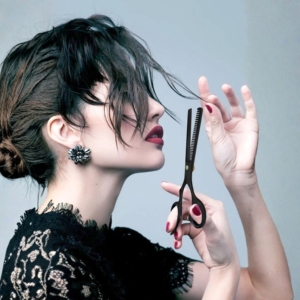 Ciseaux de coiffure professionnels Harbor Industry à revêtement noir pour la coupe des cheveux, ciseaux de salon, étui en cuir - Product Image 5