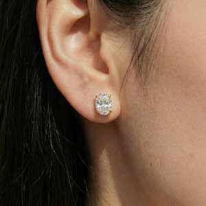 Venta al por mayor de fábrica: Pendientes de tuerca de moissanita con corte ovalado, diseño simple, chapados en oro de plata de ley 925, color D, para mujer, compromiso - Product Image 6