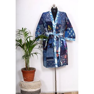 Robe kimono indienne faite à la main en soie patchwork Kantha, élégante, pour femme, vêtement de plage d'été, vêtement de nuit respirant avec ceinture à nouer devant - Product Image 1