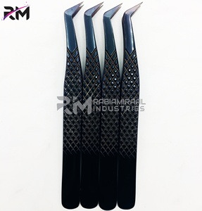 Pince à épiler professionnelle RMI pour cils, marque privée, en acier inoxydable noir, avec pointe en fibre et étiquette personnalisée, prise en main parfaite, longueur 10 mm - Product Image 1