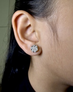 Boucles d'oreilles clous en or 10K avec diamants de laboratoire taille brillant ronde en grappe, monture cœur, bijoux de luxe, fournisseur en gros - Product Image 1