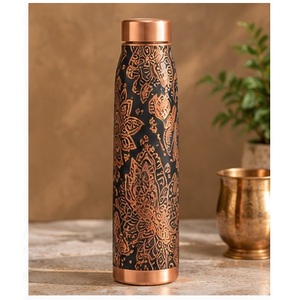 Bouteille d'eau artisanale en cuivre bleu ciel avec motif plume de paon dorée, garniture en cuivre, design bohème, portable pour voyage - Product Image 3